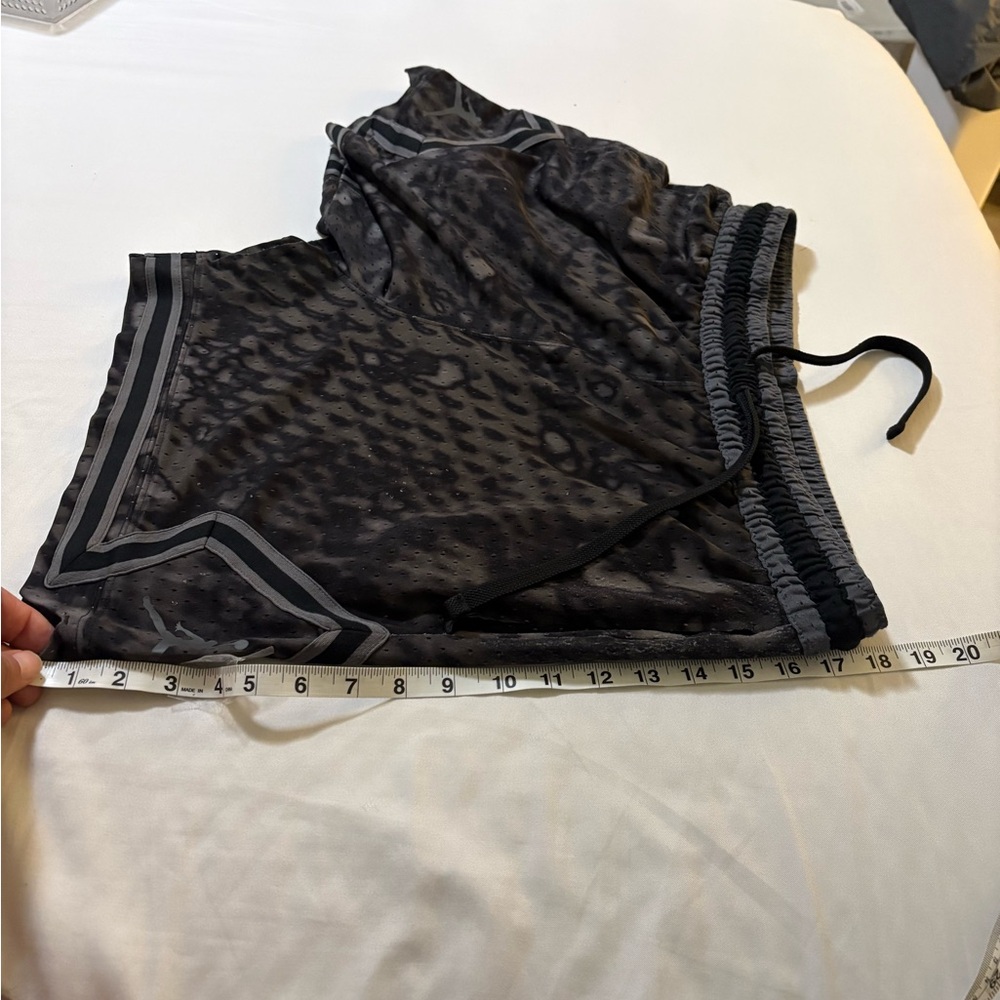 Jordan Men's extra large  Black Patterned Shorts - Picture 4 of 8